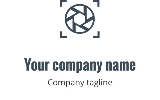 Logo moderno verde con un elemento foglia stilizzato
