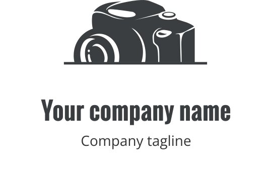 Logo design di una fotocamera grigia realistica con dettagli su obiettivo e corpo